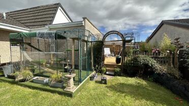 Il giardino Omlet catio collegato da una passerella al ponte Omlet portico su un livello superiore (sono stati necessari 2 pannelli aggiuntivi, venduti separatamente, per sigillare il retro del portico).