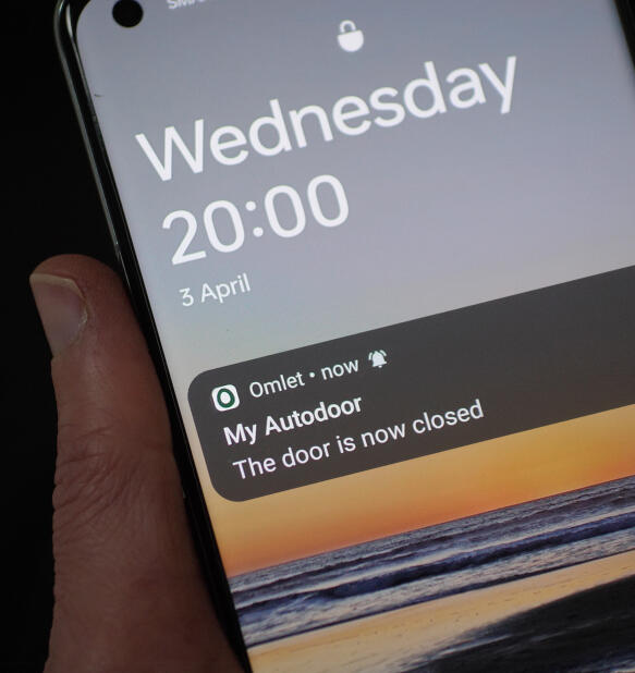 Smartphone con notifiche di stato Autodoor 